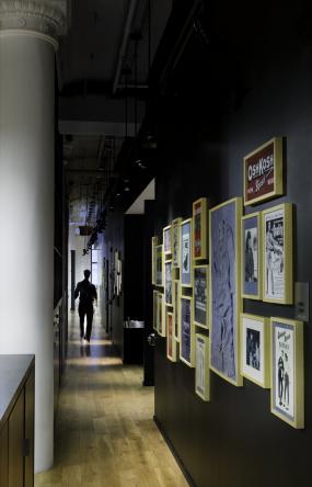 loft办公室走道装饰背景墙效果图片