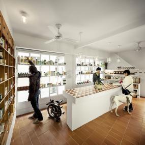 大型连锁便利店货架装修设计实景图