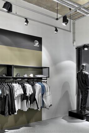 简约装修风格服装店货架效果图