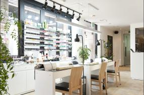 现代田园风格温馨美甲店装修图片