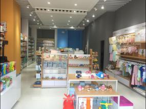 孕婴店室内玻璃柜子装修效果图片