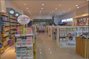 孕婴店室内挂衣架装修效果图片