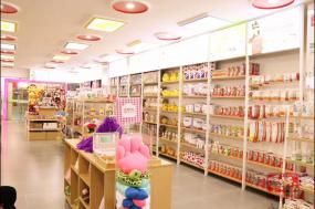 孕婴店室内深棕色木地板装修效果图片