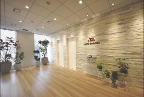 现代简约办公室走廊装饰玻璃墙效果图