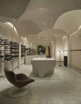 国外化妆品店室内设计图片2018