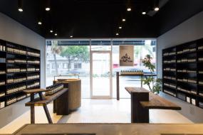 时尚化妆品店门头落地窗装修效果图片