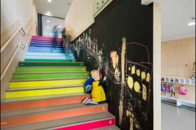 现代风格幼儿园走廊效果图