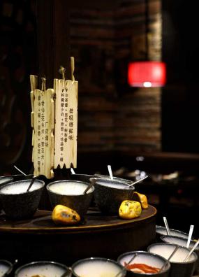 2018火锅店艺术吊顶装修效果图