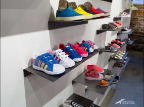 童装店室内服装货架装修效果图