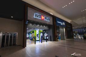 小型童装店室内挂衣架装修效果图片