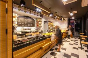 小型蛋糕店门面室内货柜装修效果图片