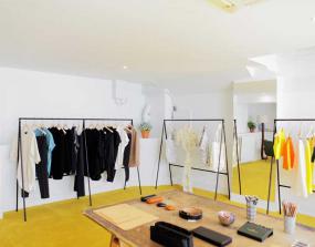 小型女服装店室内原木地板装修效果图片