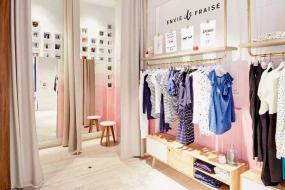 小型女服装店室内原木地板装修效果图片2018