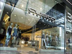 最新女服装店木质吊顶装修效果图片