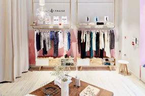女服装店室内玻璃展示柜装修效果图片