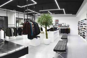 男服装店展柜陈列装修效果图