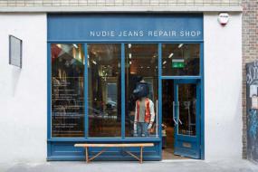 男服装店展示柜装修效果图片