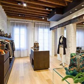 70平米女装服装店商铺装修设计图