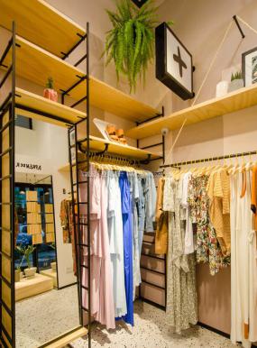 服装零售店装修实物图片