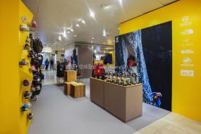 高端服装专卖店装修图片