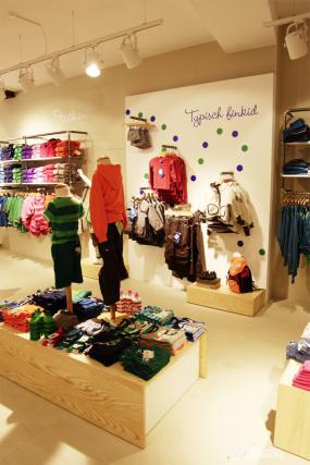 现代简约建筑装修风格童装店招牌效果图