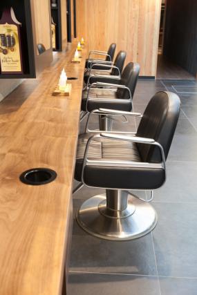 时尚风格美发店门面装修图