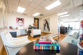 现代公司前台设计装修效果图欣赏