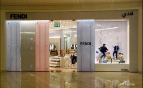 个性童装店置物架设计装修效果图片