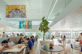 现代简单办公室低隔断设计效果图