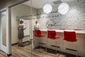 2018时尚办公室玻璃隔断装修效果图