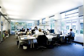 高端办公室室内装饰设计效果图