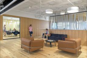 办公室强化复合木地板装修实物图片