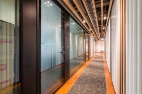 办公室瓷砖木地板装修高清效果图