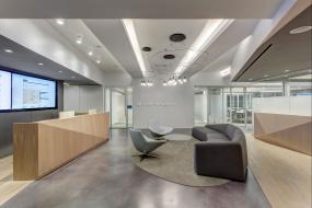 高端办公室木地板颜色装修效果图