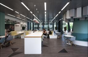 最新办公室环保木地板装饰实景图