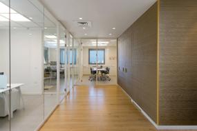 高端办公室环保强化木地板装修图片