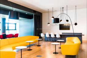 现代感办公室装修实景图片