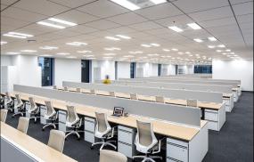 白色办公室装修图片